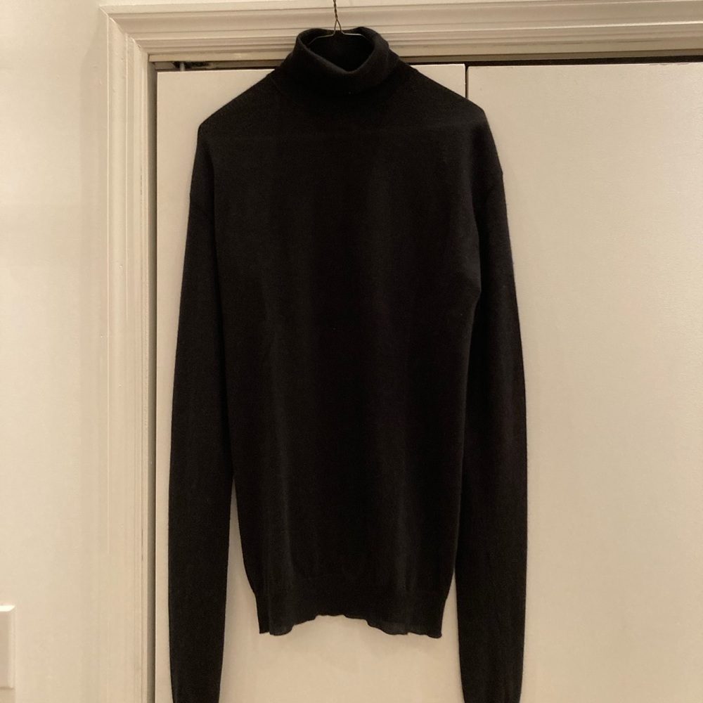NWOT—Celine lightweight black cashmere long turtleneck sweater